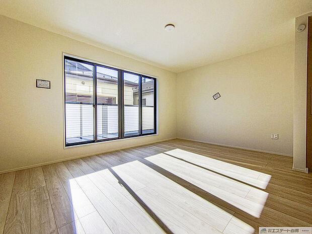 ご家族みんながゆったりくつろげる広々リビング。 