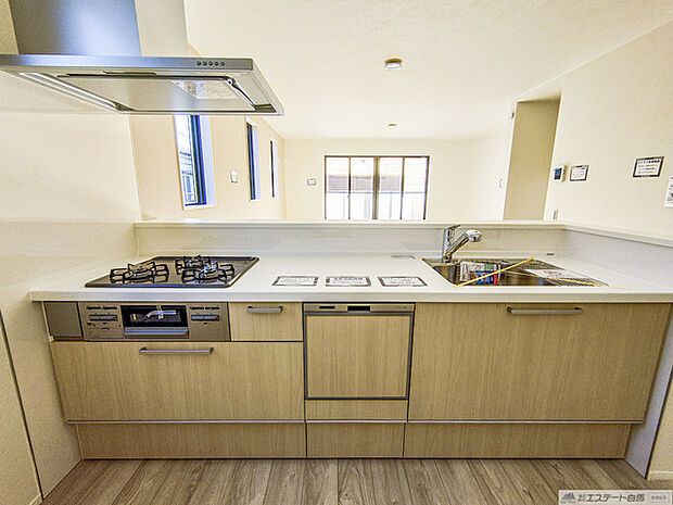 ご家族を近くに感じられる対面キッチン。 