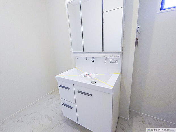 お出かけ前の身だしなみに一歩差がつく三面鏡。 