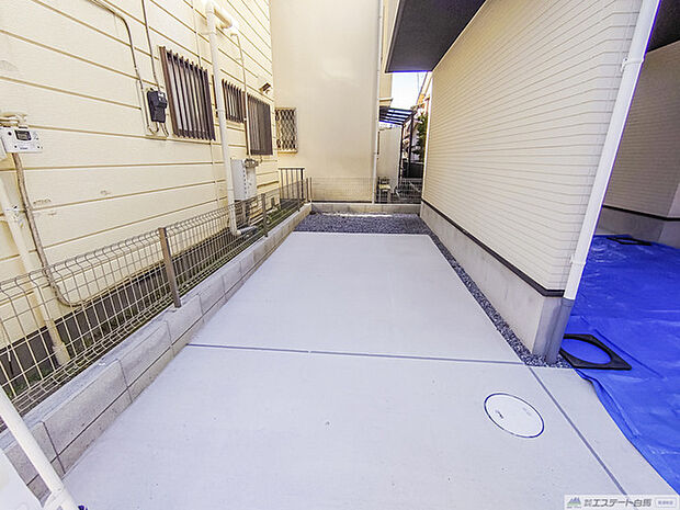 駐車場_幅250cmで小型車は余裕で駐車可能