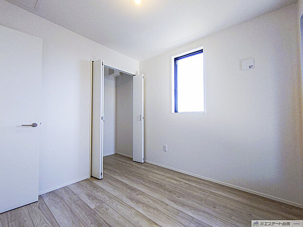 新築の木の匂いのする室内。写真では伝わらないので、ぜひ現地でお確かめください。 