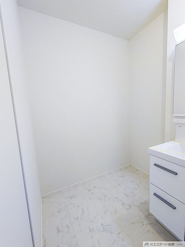 脱衣所_リネン庫として利用可能なスペースが有ります。