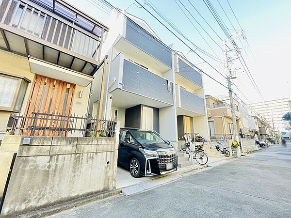 街並みに溶け込みながらも、スタイリッシュな外観が洗練された存在感を放ち、日々の暮らしに穏やかな落ち着きと調和をもたらす住まいです 前面道路含む現地写真