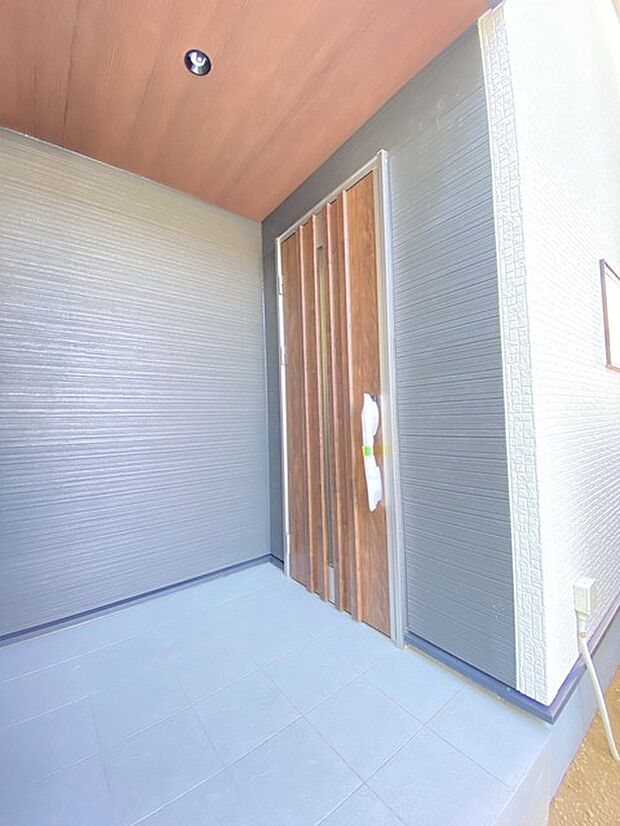ポーチのついた新築分譲物件。玄関の印象はいかがでしょうか?入口からご覧ください。