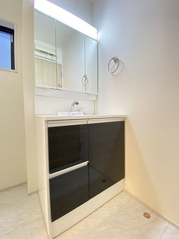 お出かけ前の身だしなみに一歩差がつく三面鏡。