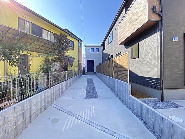 駐車場は縦列駐車で2台まで可。車幅や配置を現地でご確認ください。