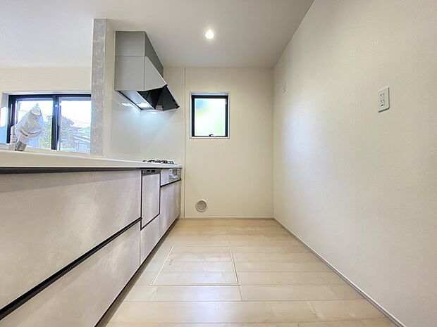 お子様と並んで料理をしても余裕のゆとりのキッチン 