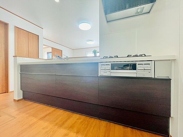 お子様と並んで料理をしても余裕のゆとりのキッチン 