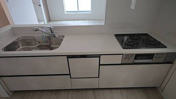 ご家族を近くに感じられる対面キッチン。