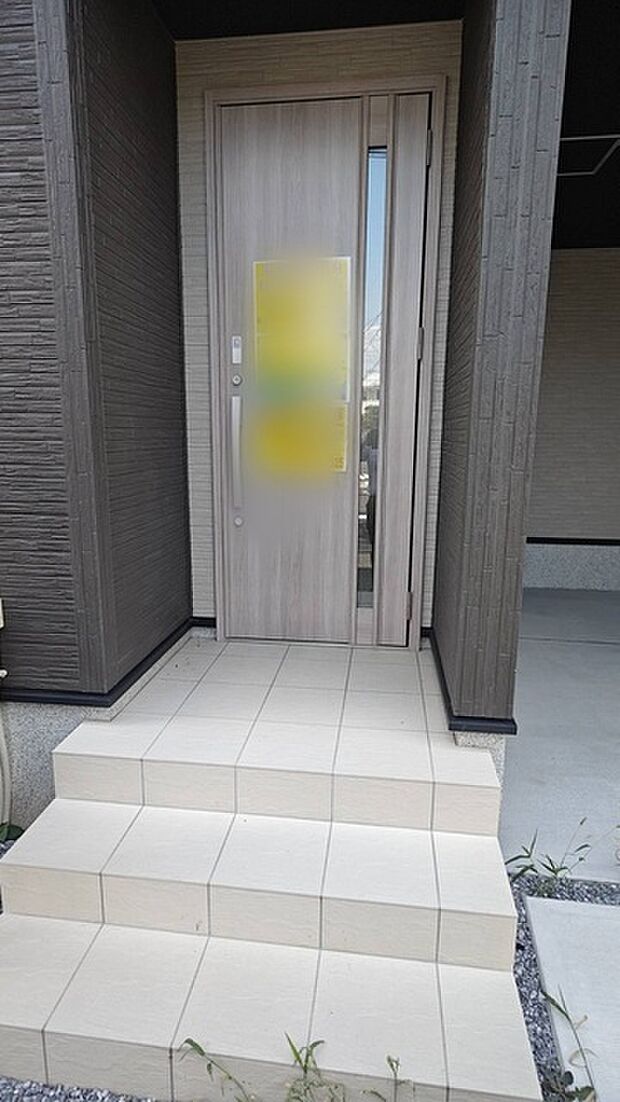 ポーチのついた新築分譲物件。玄関の印象はいかがでしょうか?入口からご覧ください。