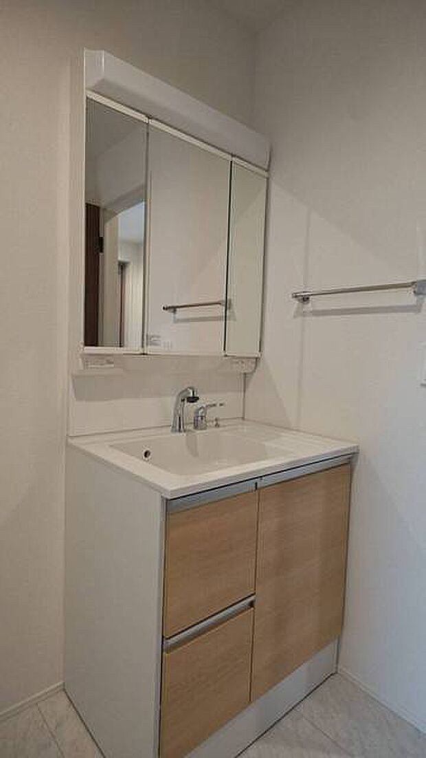 お出かけ前の身だしなみに一歩差がつく三面鏡。