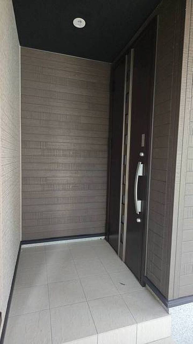 ポーチのついた新築分譲物件。玄関の印象はいかがでしょうか?入口からご覧ください。