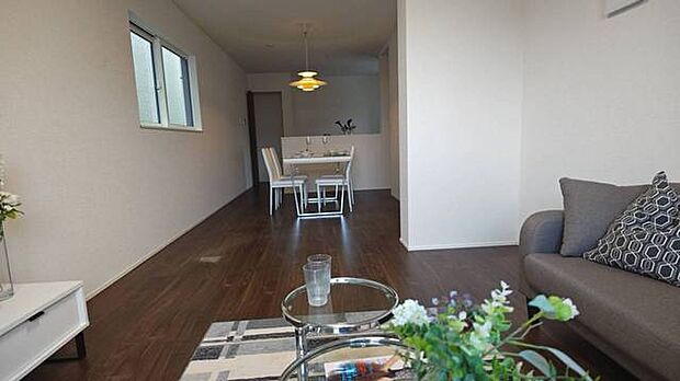 ご家族みんながゆったりくつろげる広々リビング。