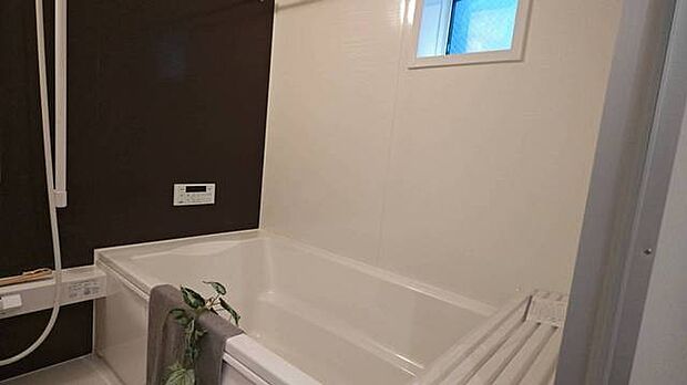 『半身浴もゆっくり楽しめる広い浴槽』