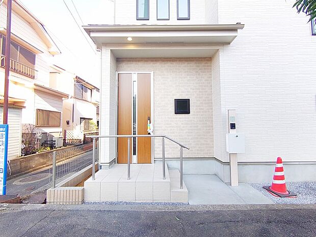 ポーチのついた新築分譲物件。玄関の印象はいかがでしょうか?入口からご覧ください。