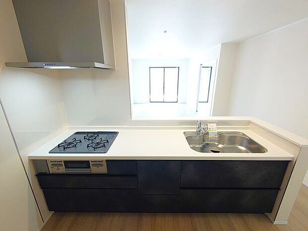 吊戸棚で視界を遮らず、パノラマ感を重視したタイプのキッチンスペース。