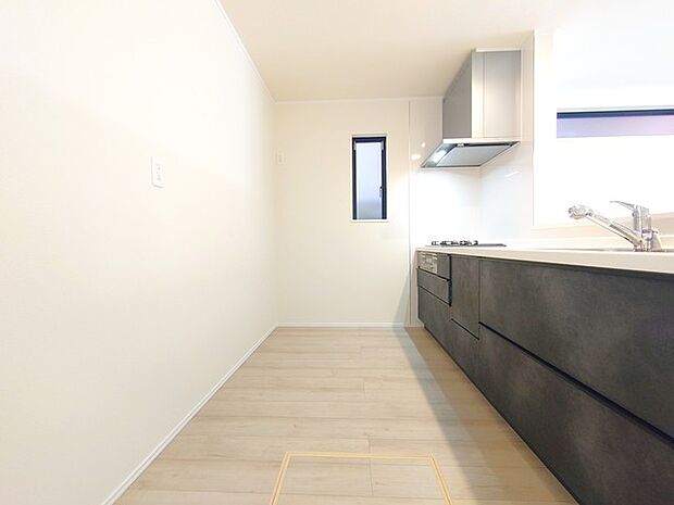 お子様と並んで料理をしても余裕のゆとりのキッチン