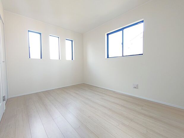 ナチュラルウッドの色合いが、室内にあたたかな雰囲気を運びます。