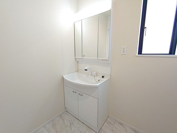 洗面化粧台は清潔感の漂うホワイトをベースカラーに、シンプルなデザインで。