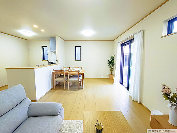 ご家族みんながゆったりくつろげる広々リビング。 