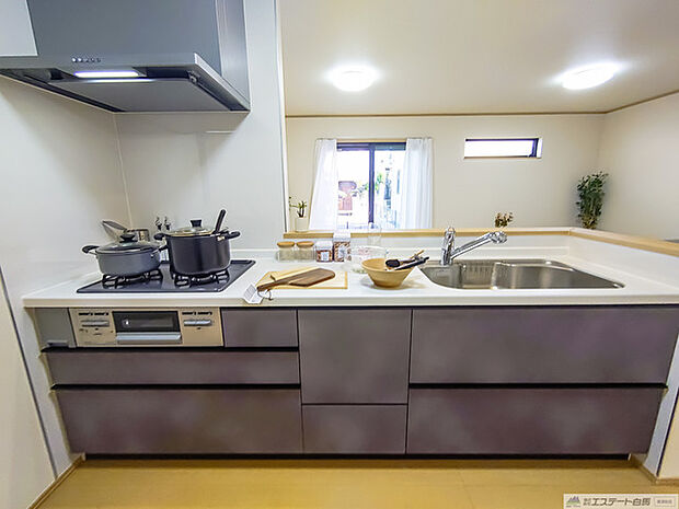 お子様と並んで料理をしても余裕のゆとりのキッチン  