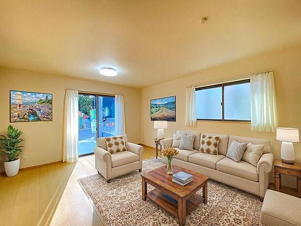 開放感と採光にこだわった広々ＬＤＫ。 CGで家具を配置しております。家具配置のイメージにご覧ください。  