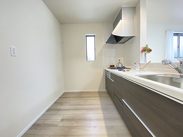 お子様と並んで料理をしても余裕のゆとりのキッチン 