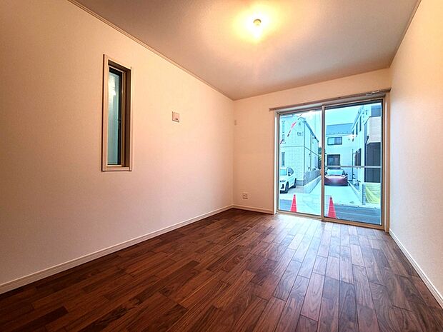 少し濃いめの木目フローリング、落ち着いた雰囲気が印象的です。