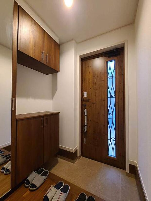 忙しい朝でもさっと身だしなみの確認が出来る大きな鏡付きシューズクローク