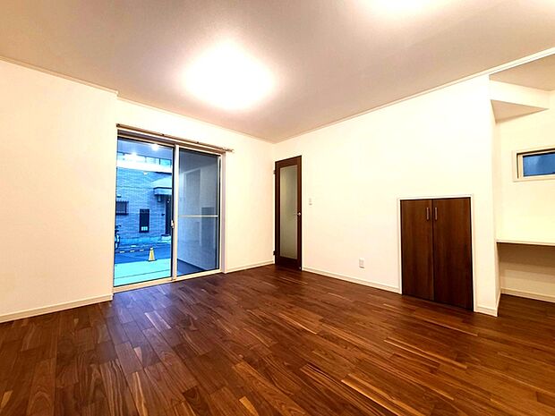 濃いめの木目調が、白い壁紙にマッチして木の暖かさを演出してます。