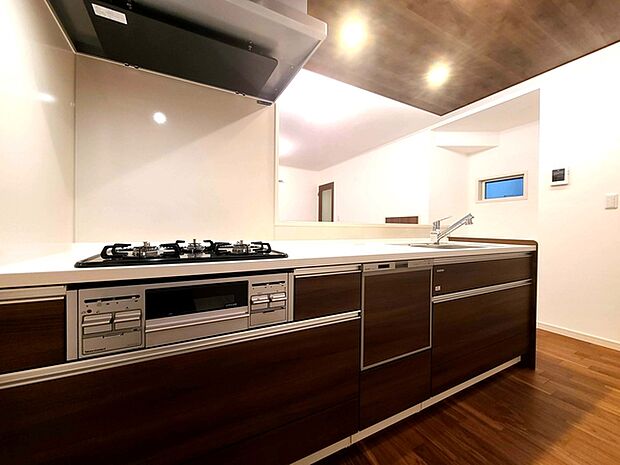 ご家族を近くに感じられる対面キッチン。