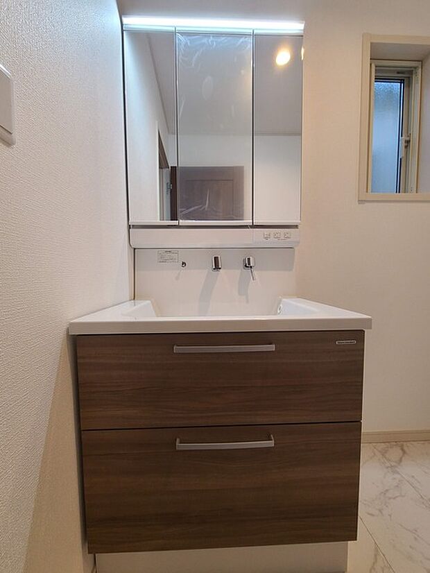 お出かけ前の身だしなみに一歩差がつく三面鏡。