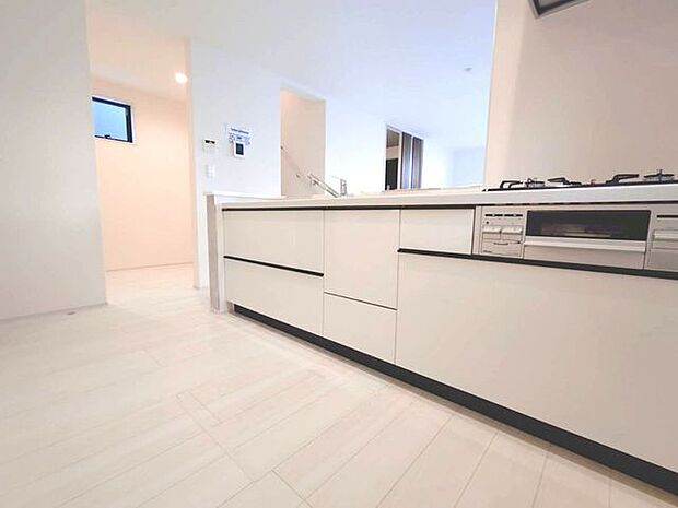 ご家族を近くに感じられる対面キッチン。 