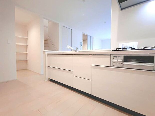 ご家族を近くに感じられる対面キッチン。 