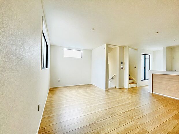 解放感あふれる2階リビングは、自然に光と風に恵まれます。 