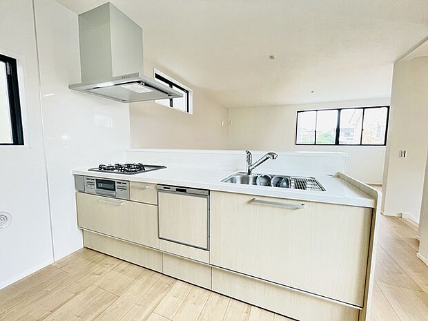 ご家族を近くに感じられる対面キッチン。 