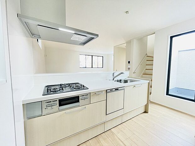 お子様と並んで料理をしても余裕のゆとりのキッチン 