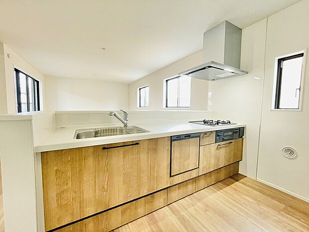 ご家族を近くに感じられる対面キッチン。