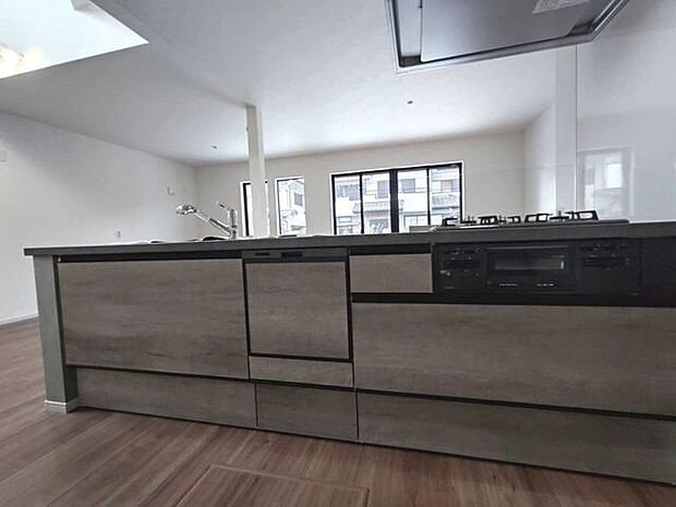 ご家族を近くに感じられる対面キッチン。