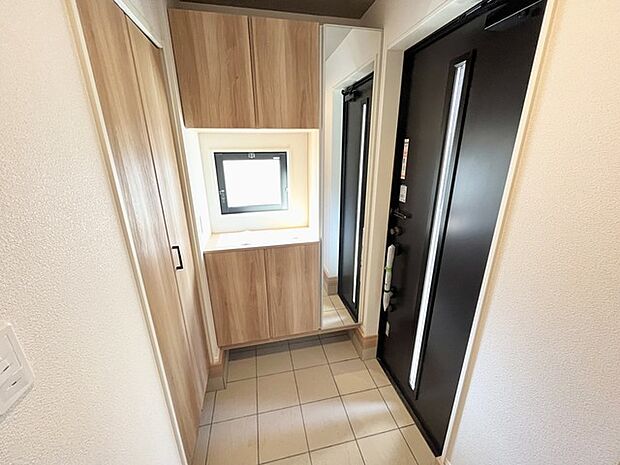 温かみのある木目調が、心地よい空間を演出します。