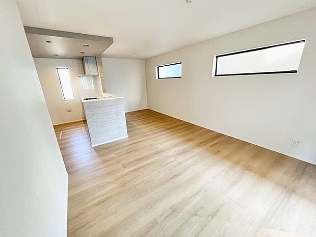 広々とした空間に、温かみのある床材が心地よさを演出します。