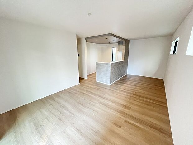 広々とした空間に、穏やかな木目が心地よく調和する住まい。