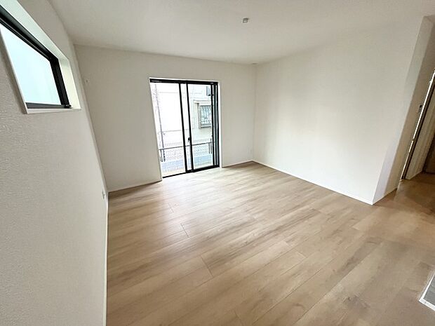 白壁と明るい床が、空間に心地よい広がりをもたらします