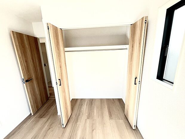 木の温もりを感じる、穏やかで広々とした空間。