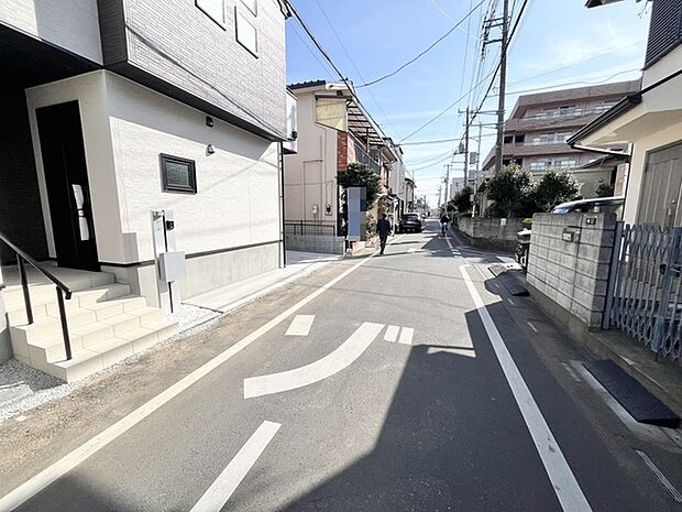 穏やかな日差しが心地よい、静かな街並みに溶け込む邸宅。