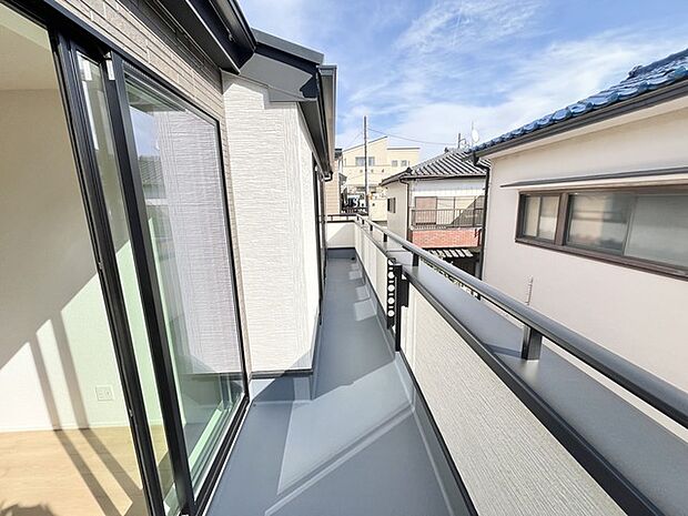 空と呼応する、開放感あふれるバルコニー。