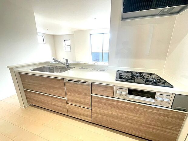 ご家族を近くに感じられる対面キッチン。 