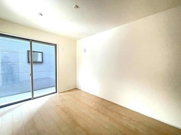 大事な日当たりは、大きな窓から。誰のお部屋にしましょう。 