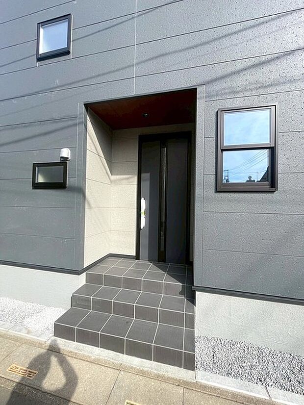 ポーチのついた新築分譲物件。玄関の印象はいかがでしょうか？入口からご覧ください。 