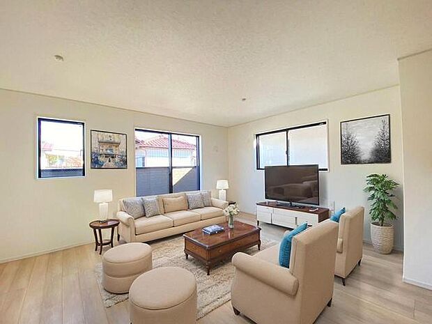 CGで家具を配置しております。家具配置のイメージにご覧ください。 家族が自然に集りそうな広さが魅力のLDK。